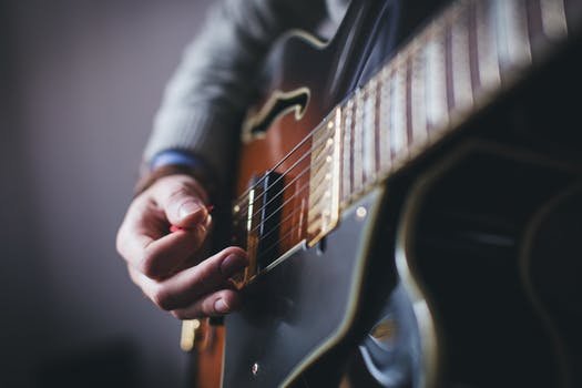 How to play pentatonic scale on guitar